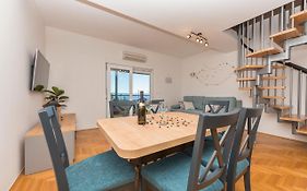Deluxe 3 Bedroom Apartment With Sea View